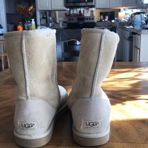 Ugg Women’s Classic Short boot in Sand.